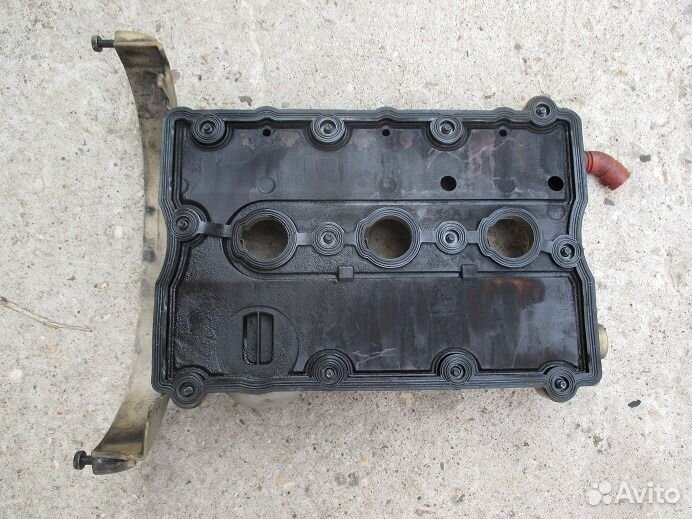 Крышка клапанная гбц Ауди 3.0i левая 06C103471F