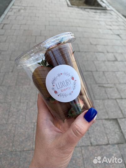 Клубника в шоколаде в стакане / Сцветами