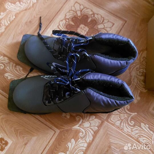 Лыжи с палками и ботинками