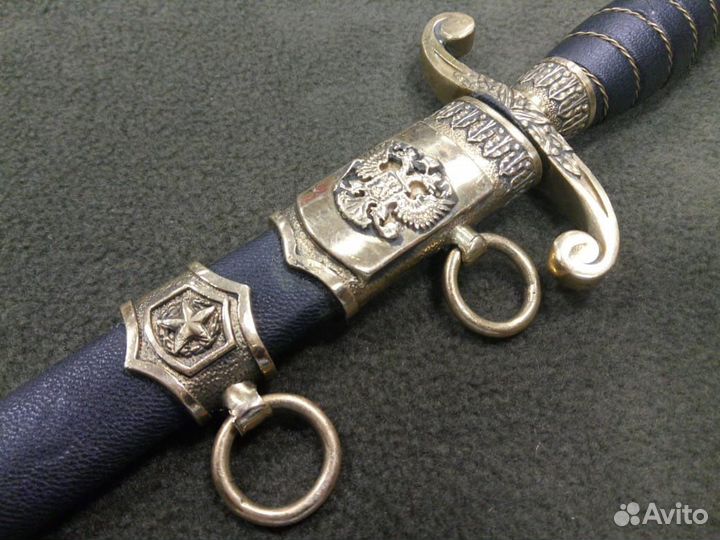 Брюки и фуражка от военной формы нового образца