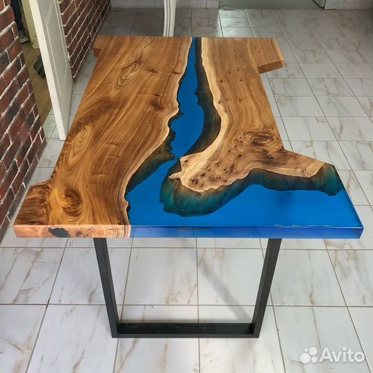 Рабочий стол из дерева с эпоксидной смолой