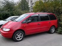 Volkswagen Sharan 2.0 MT, 1996, битый, 430 000 км, с пробегом, цена 230 000 руб.
