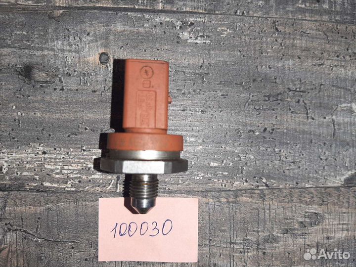 Датчик давления топлива в рампе VAG