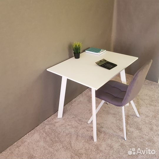 Компьютерный стол Ник 90*70 см. Белые ножки