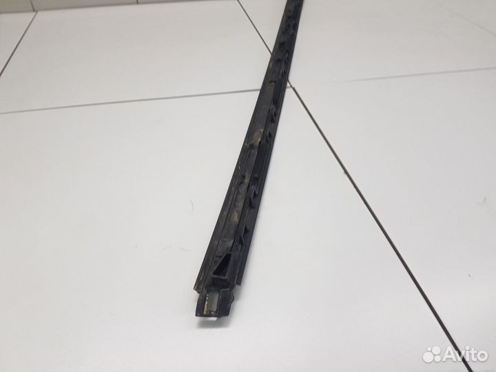 Накладка лобового стекла правая (Geely Coolray)