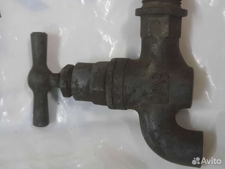 Старинный бронзовый кран и цинковый