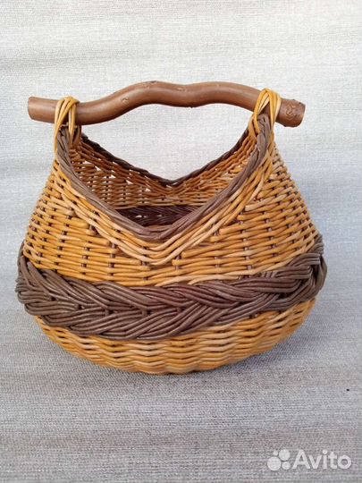 Плетёная корзина с деревянной ручкой