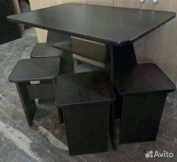 Стол и стулья