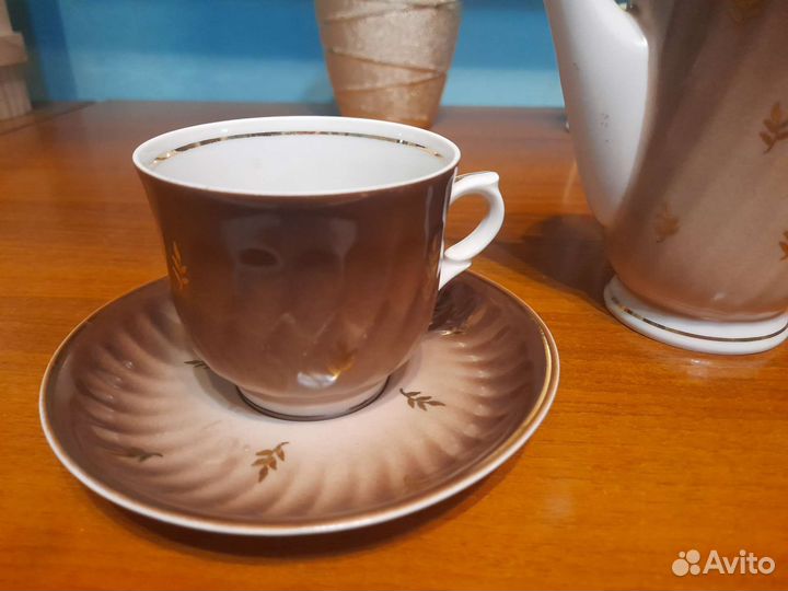 Фарфоровый кофейник с чашками и блюдцами