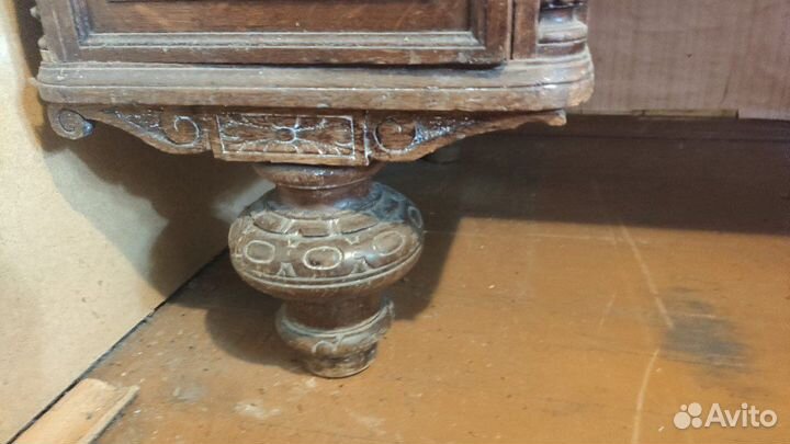 Старинный стол из массива дуба