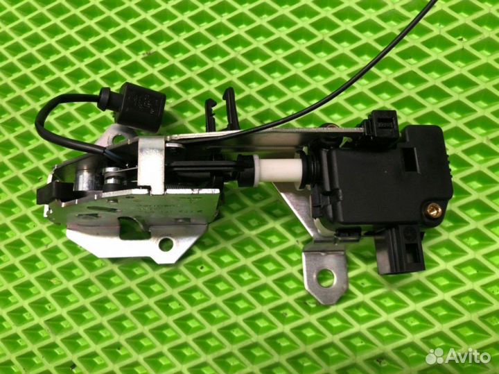 Замок стекла багажника Volkswagen Touareg 7L6 7L7