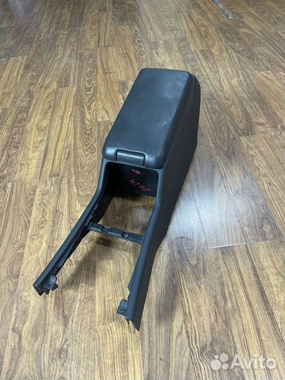 Подлокотник на мерседес 210