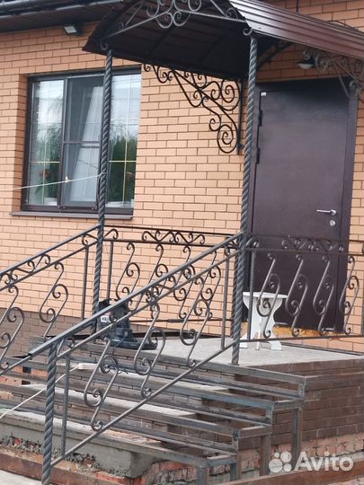 Козырек над крыльцом и перила кованые