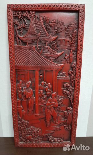 Декоративное панно с резьбой и иероглифами
