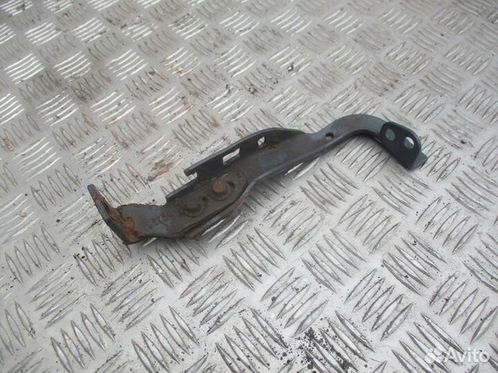 Кронштейн Volvo 22212008