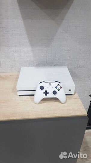 Xbox one s. 460 плюс игр по подписке