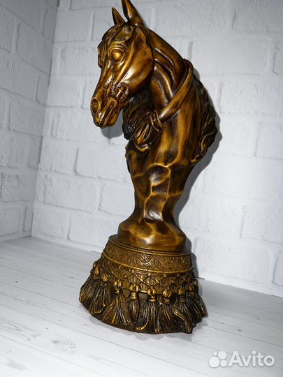 Деревянная статуэтка