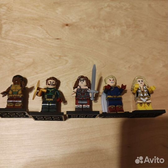 Пацаны стыкуются с Лего (The boys)