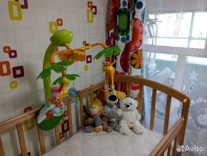 Детская кроватка с маятником и ящиком