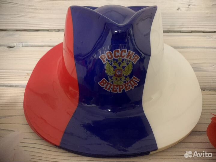 Шляпа и ожерелье с символикой Россия