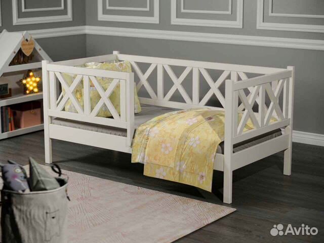 Кроватка из натурального дерева высокий борт детск
