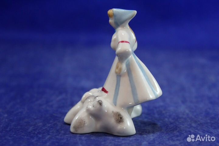 Фарфоровая статуэтка миниатюра Свинарка девушка ко