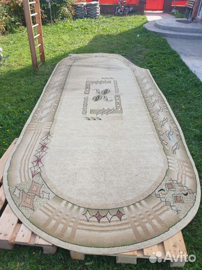 Ковер шерстяной овальный 4600 на 2000 метра