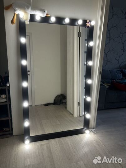 Гримерное зеркало с лампочками