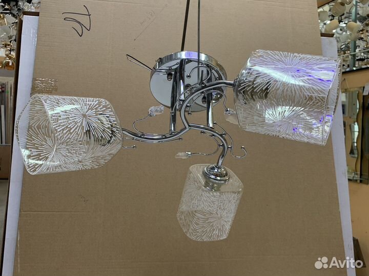 Трех ламповый потолочный светильник