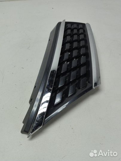 Решетка радиатора правая Nissan Tiida 2004