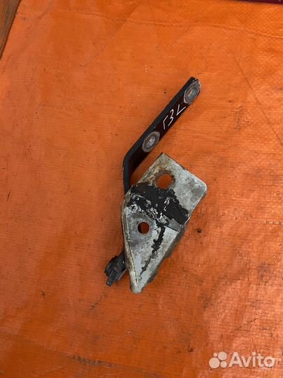 Петля капота левая golf 3