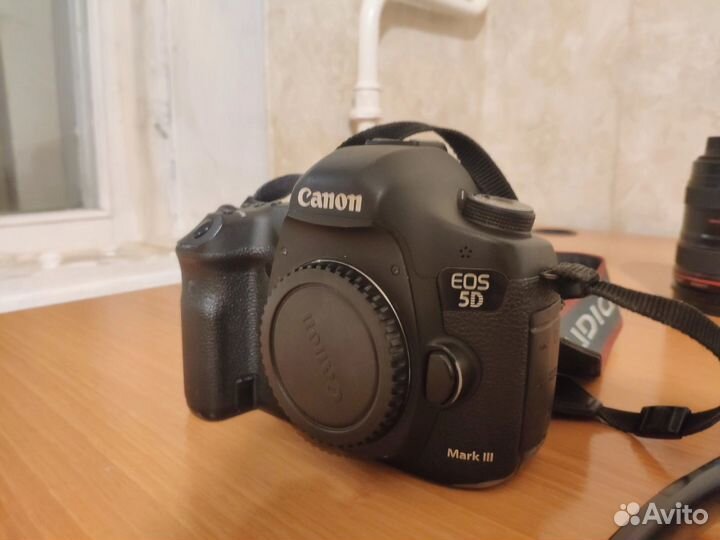 Зеркальный фотоаппарат Canon 5D mark iii