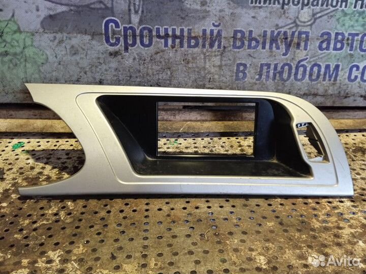 Рамка магнитолы Audi A4