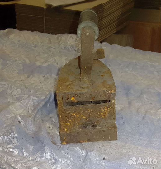 Старинный угольный утюг