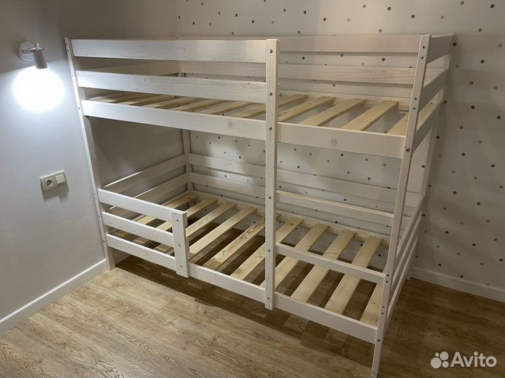 Кровать двухьярусная из массива дерева