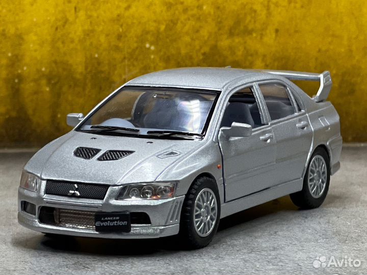 Моделька mitsubishi lancer evo 7 1/36 kinsmart