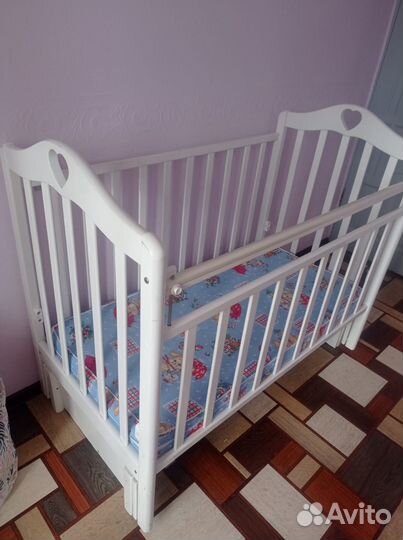 Кровать детская с маятником