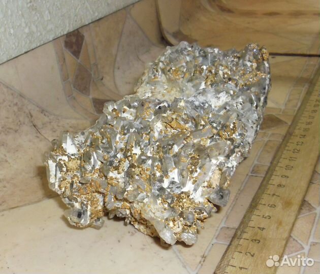 Кристаллы природные крупные в горной породе 1 кг