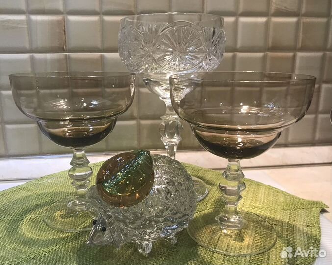 Хрустальные вазы на ножке