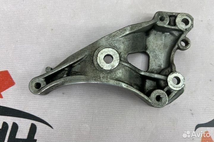 Кронштейн компрессора кондиционера Peugeot 308