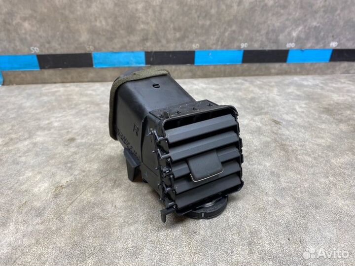 Дефлектор воздуховода правый Toyota Corolla E140