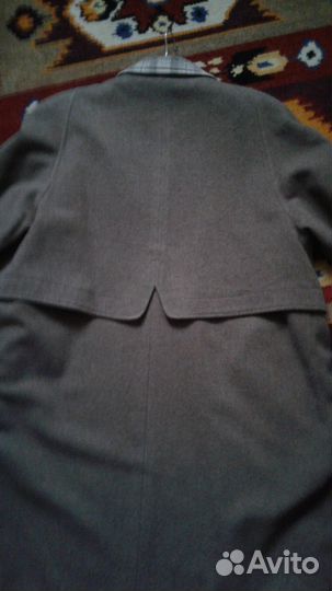 Отличное демисезонное пальто бежевого цвета