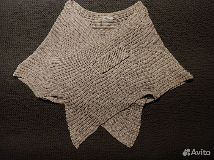 Вязаная накидка на плечи