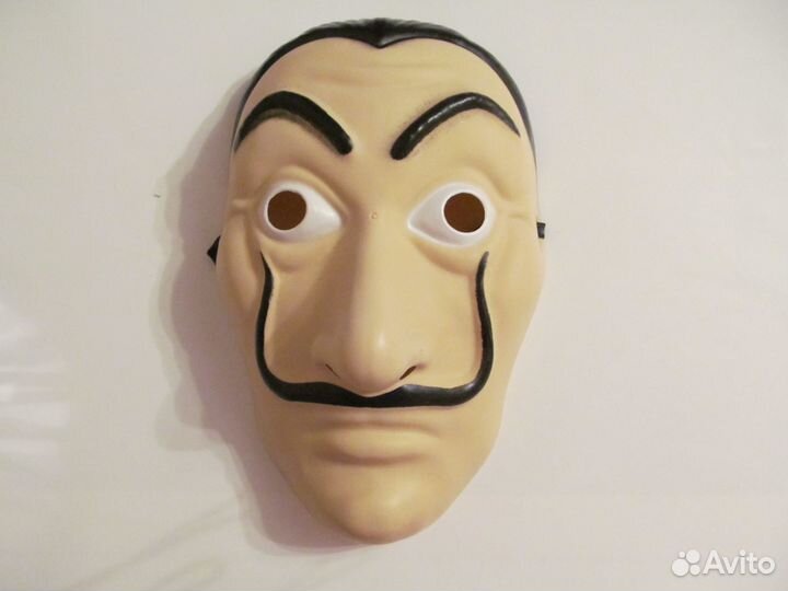 Маска Сальвадора Дали