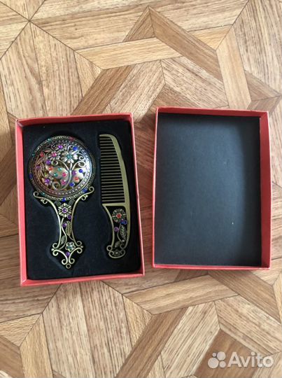 Продаю новое зеркальце и расческу
