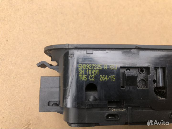 Кнопка ручника Volkswagen Tiguan 11-17