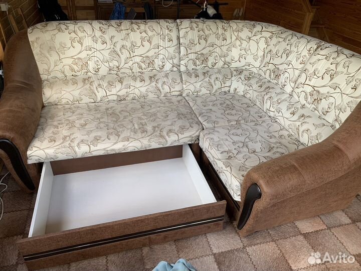 Угловой диван в хорошем состоянии