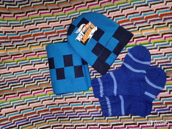 Шапочка и шарфик, носочки для мальчиков