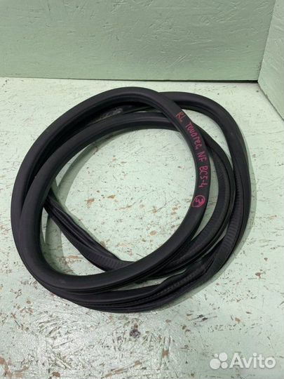 Уплотнитель двери задний левый Volkswagen Touareg