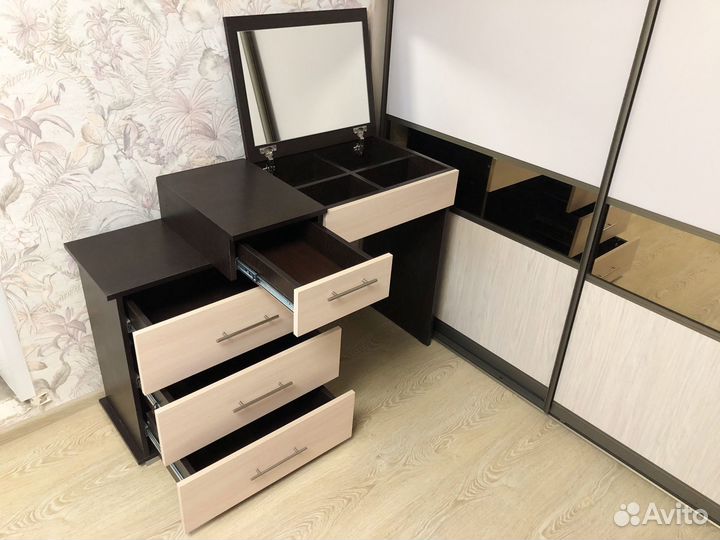 Туалетный столик с откидным зеркалом